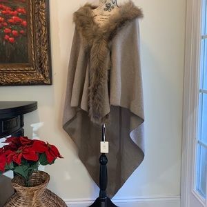 🍃🌸 NWT Fadivo New York Faux Fur Cape One Size